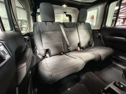 Used 2025 Jeep Wrangler Unlimited Sahara AWD/4WD image 21