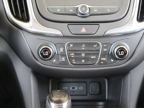 Used 2020 Chevrolet Equinox LT FWD image 16