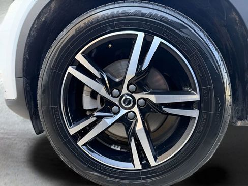 Used 2023 Volvo XC40 B5 Plus image 28