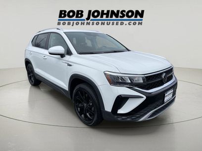 Used 2023 Volkswagen Taos SE w/ Panoramic Sunroof Package