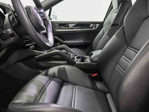 Used 2025 Porsche Cayenne Turbo AWD/4WD image 17
