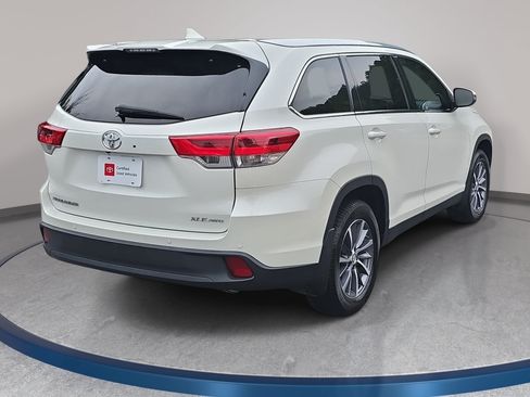 Used 2019 Toyota Highlander XLE AWD/4WD image 5