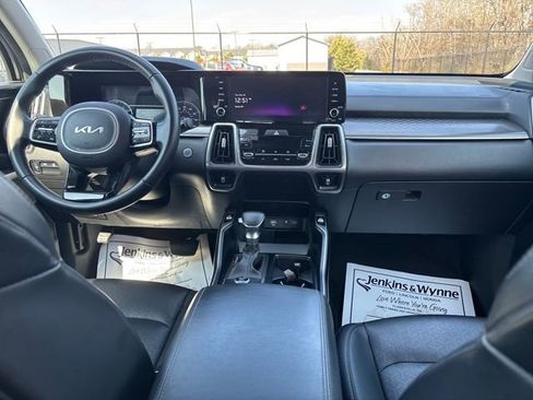 Used 2023 Kia Sorento S image 9