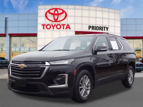 Used 2023 Chevrolet Traverse LT image 1