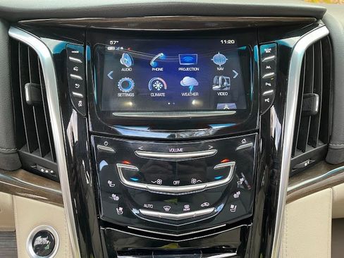 Used 2020 Cadillac Escalade ESV Premium Luxury image 17