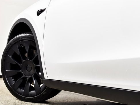 Used 2023 Tesla Model Y Long Range image 16