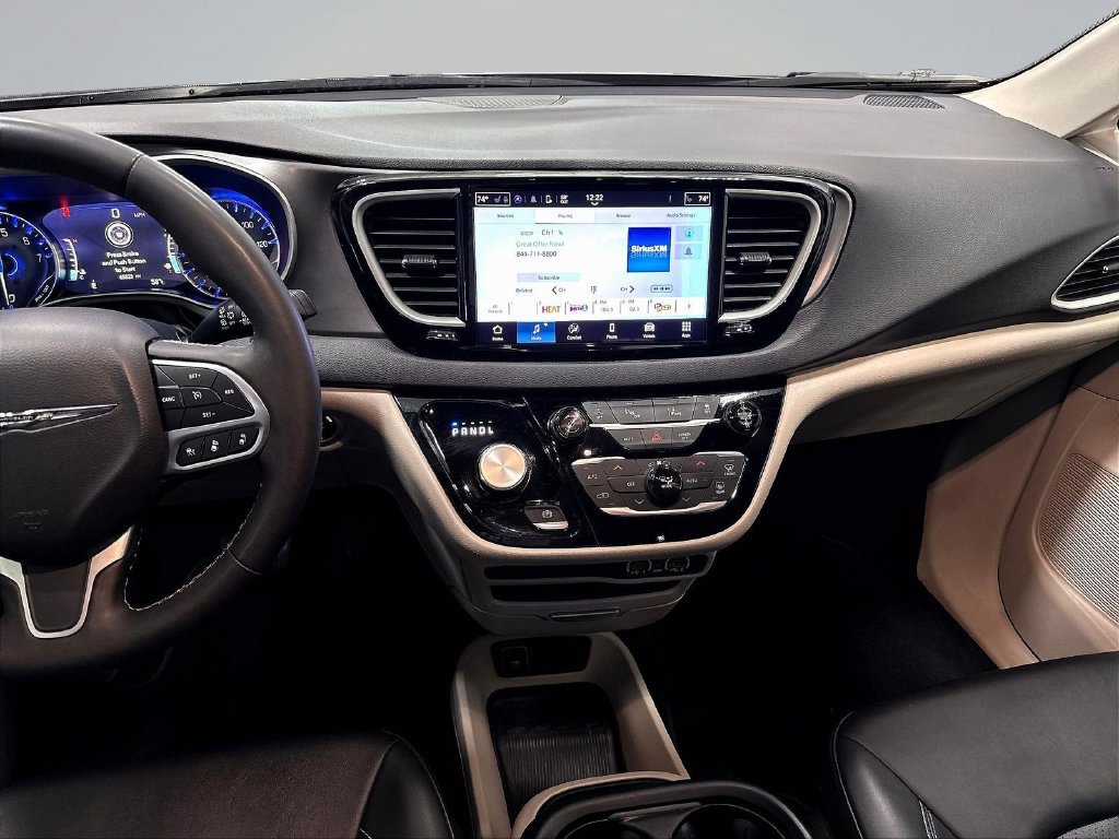 Used 2024 Chrysler Pacifica Touring-L FWD image 12