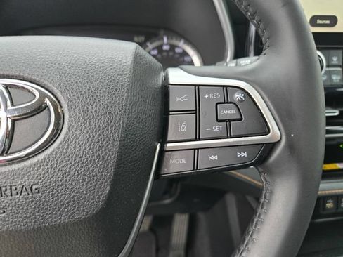 Used 2023 Toyota Highlander Bronze Edition FWD image 21