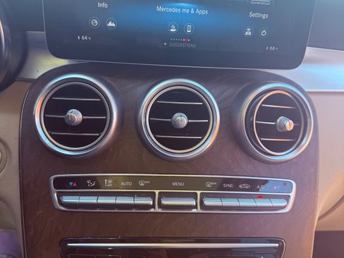 Used 2020 Mercedes-Benz GLC 300 4MATIC image 5