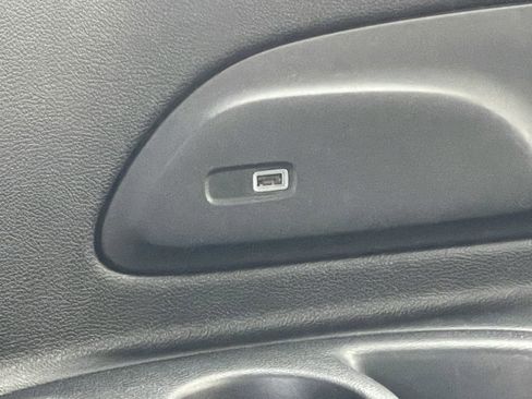 Used 2025 Chrysler Pacifica Limited image 39