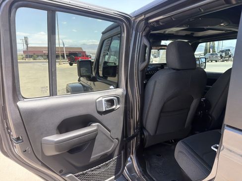 Used 2024 Jeep Gladiator Sport AWD/4WD image 8