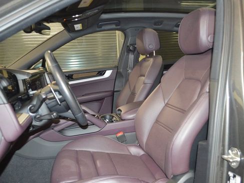 Certified 2025 Porsche Cayenne Coupe image 5