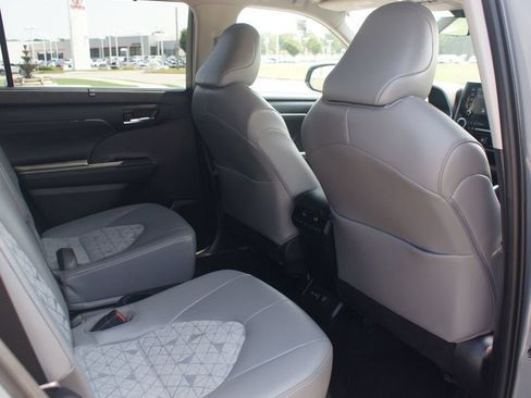 Used 2022 Toyota Highlander Bronze Edition AWD/4WD image 25