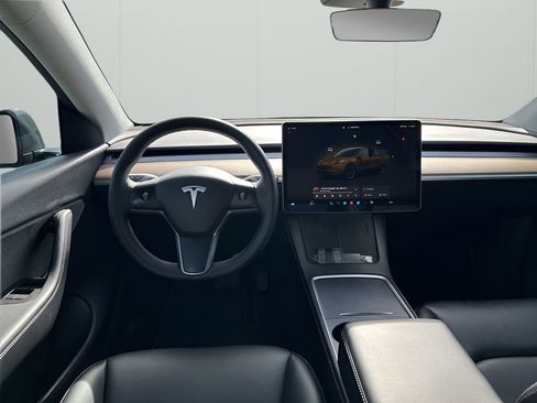 Used 2022 Tesla Model Y Long Range image 18
