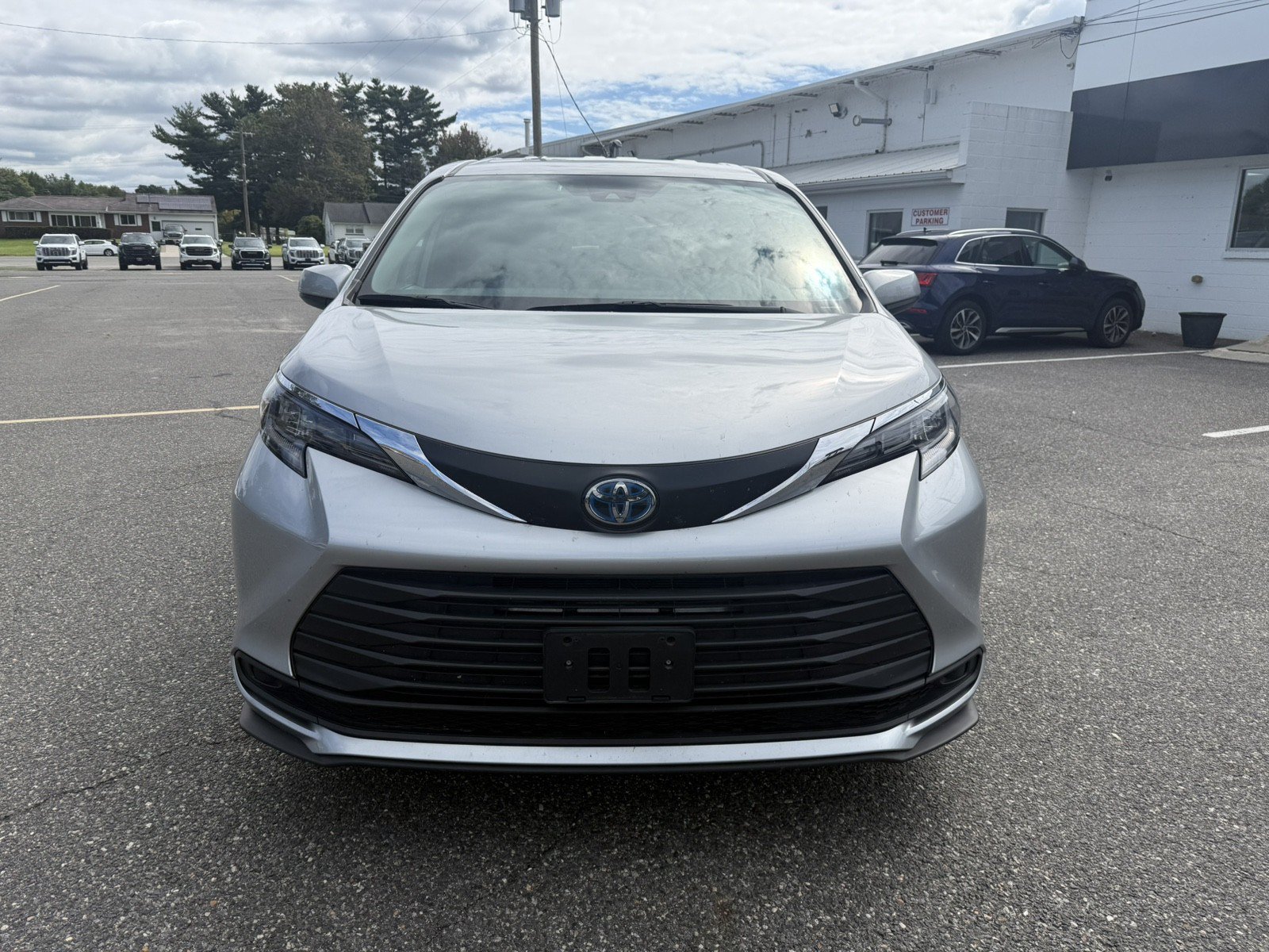 Used 2025 Toyota Sienna LE FWD image 8