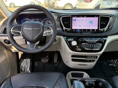 Used 2022 Chrysler Pacifica Touring-L FWD image 37