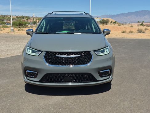 Used 2022 Chrysler Pacifica Limited FWD image 9