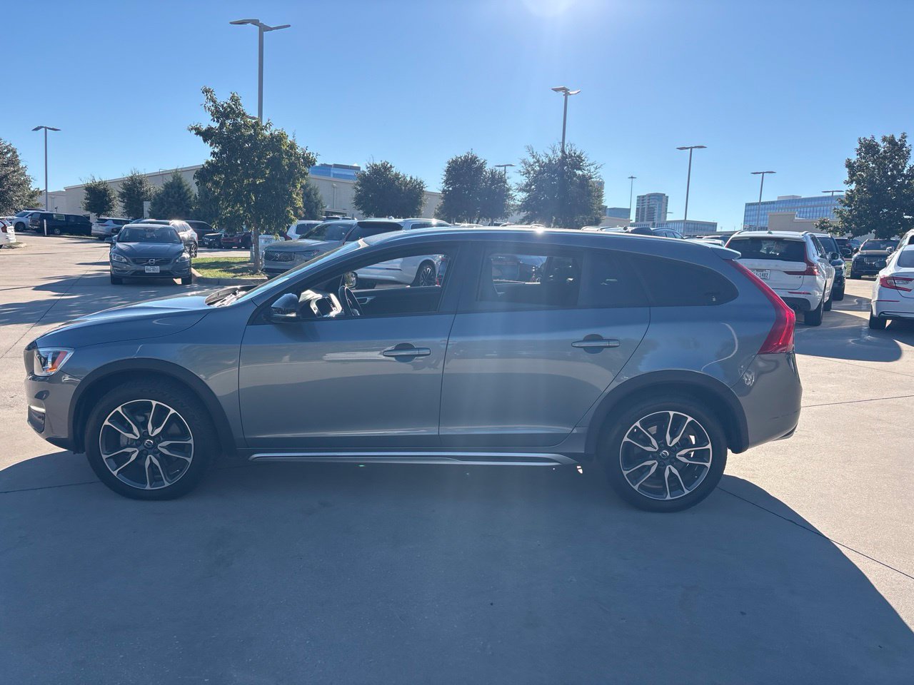 Used 2018 Volvo V60 T5 Cross Country w/ Convenience Package AWD/4WD image 8