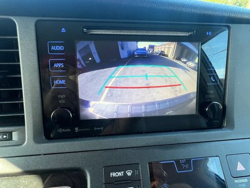 Used 2017 Toyota Sienna LE AWD/4WD image 25