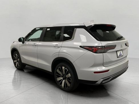New 2026 Mitsubishi Outlander SE image 7