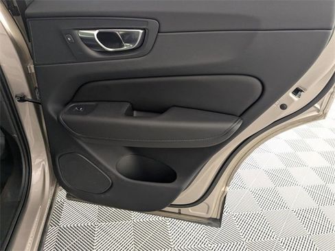Used 2025 Volvo XC60 B5 Plus image 33