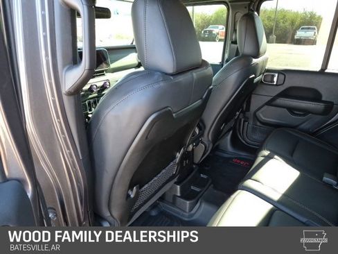 Used 2025 Jeep Wrangler Sahara image 22