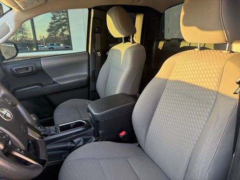 Used 2022 Toyota Tacoma SR image 3