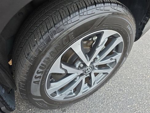 Used 2023 Toyota Corolla Cross XLE w/ Convenience Package image 18