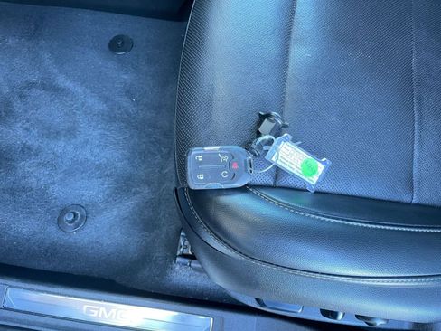 Used 2023 GMC Acadia SLT image 21