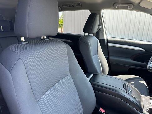Used 2019 Toyota Highlander LE AWD/4WD image 33