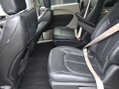 Used 2024 Chrysler Pacifica Limited FWD image 26