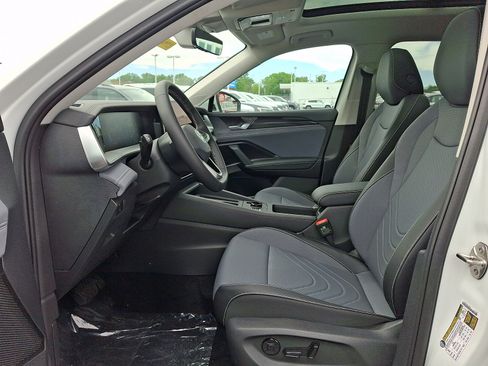 New 2026 Volkswagen Tiguan SE FWD image 9