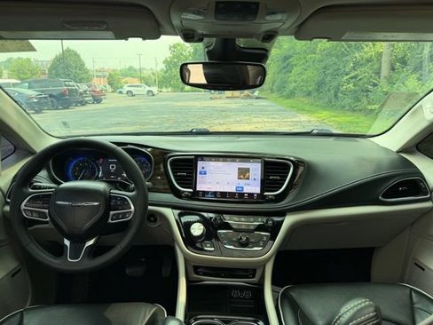 Used 2022 Chrysler Pacifica Limited w/ Uconnect Theater Family Group AWD/4WD image 14