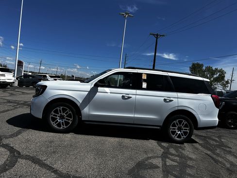 Used 2025 Ford Expedition Active AWD/4WD image 3