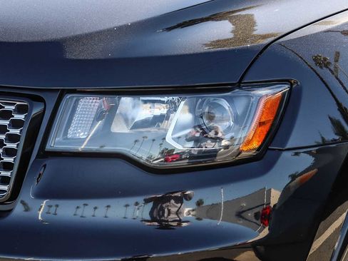 Used 2017 Jeep Grand Cherokee Altitude image 2