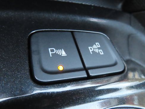 Used 2023 Chevrolet Equinox Premier image 10