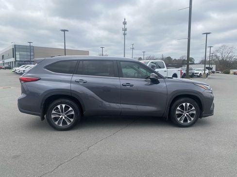 Used 2023 Toyota Highlander XLE image 8
