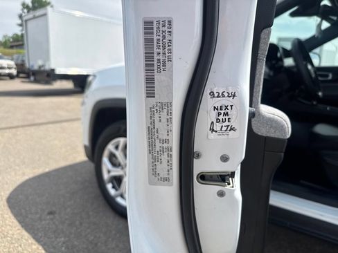 Used 2024 Jeep Compass Latitude AWD/4WD image 31