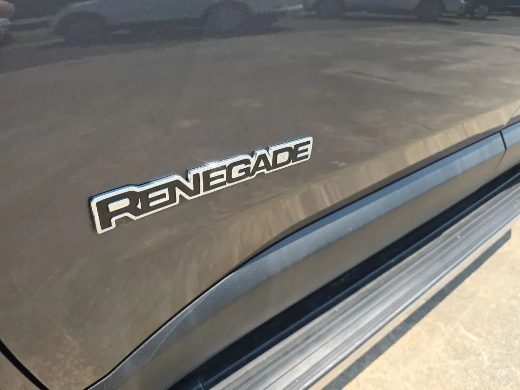 Used 2018 Jeep Renegade Limited w/ UConnect 8.4 Nav Group FWD image 11