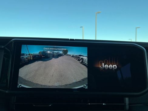 Used 2025 Jeep Wrangler Unlimited Rubicon w/ Convenience Group image 9