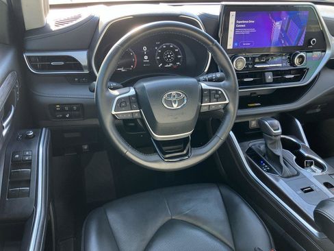 Used 2024 Toyota Highlander Platinum image 17
