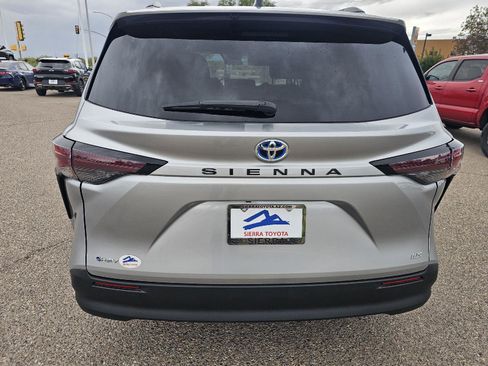 Used 2025 Toyota Sienna LE FWD image 4