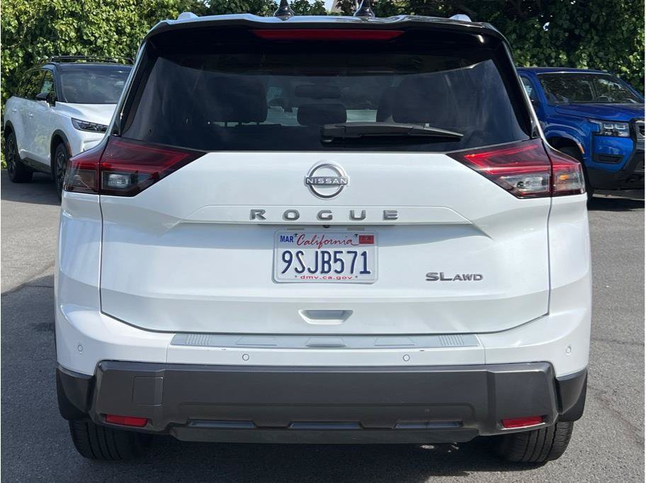 Used 2025 Nissan Rogue SL w/ Tech Package AWD/4WD image 4