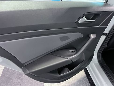 Certified 2025 Volkswagen Jetta SE FWD image 17