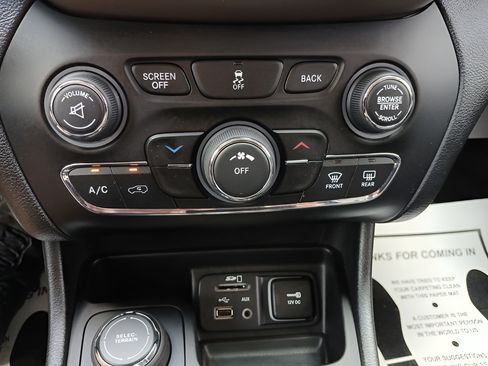 Used 2017 Jeep Cherokee Latitude w/ True North Edition AWD/4WD image 17
