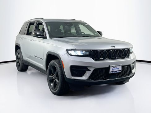 Used 2022 Jeep Grand Cherokee Altitude image 3