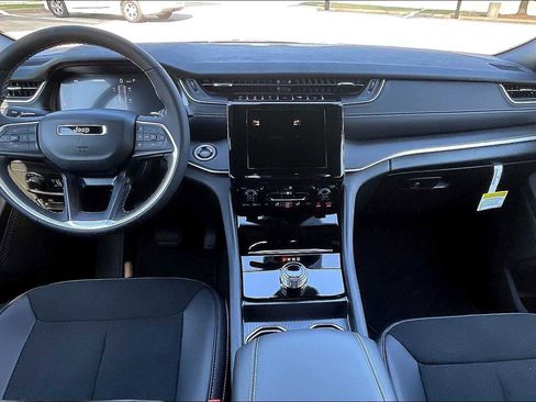 New 2025 Jeep Grand Cherokee Altitude AWD/4WD image 5