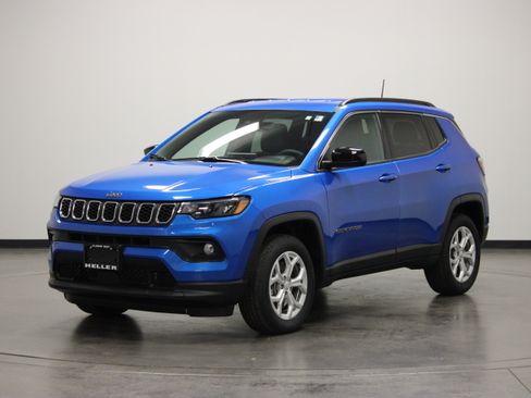 Used 2024 Jeep Compass Latitude AWD/4WD image 4