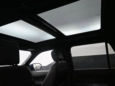 Used 2018 Ford Expedition Limited w/ Equipment Group 301A RWD image 2