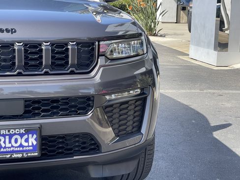 New 2026 Jeep Grand Cherokee Limited w/ Limited Altitude Package AWD/4WD image 4